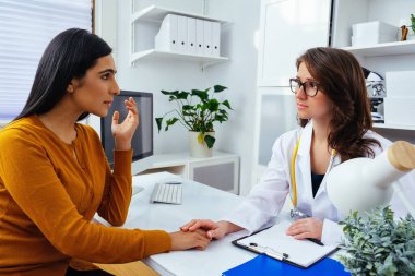 Erkek doktor hastanede hasta ile konuşmak