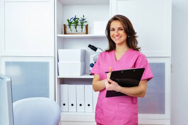 Genç, gülümseyen kadın hemşire. 