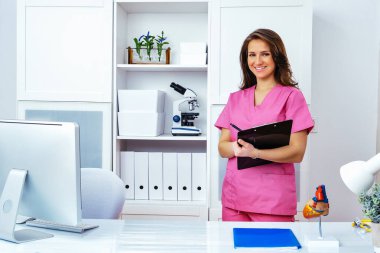 Genç, gülümseyen kadın hemşire. 