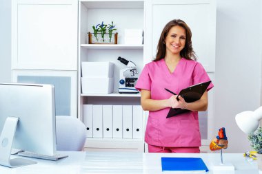 Genç, gülümseyen kadın hemşire. 