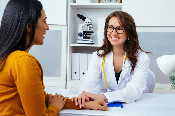 Doktor ve kadın hasta hastanede.