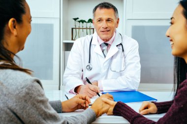 Doktor ve hastanedeki mutlu hastalar