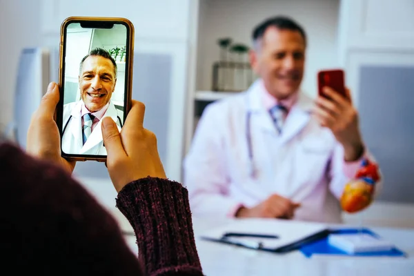 Läkare Och Patient Diskuterar Något Usning Smartphones Sjukhuset — Stockfoto