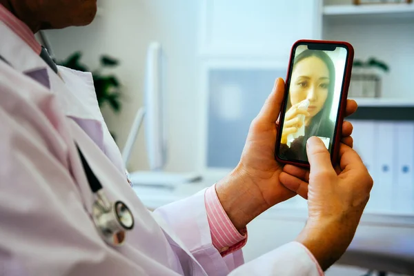 Läkare Konsultera Sin Sorgliga Kvinnliga Patient Nätet Med Hjälp Smartphone — Stockfoto