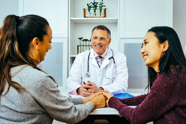 Médico Sorridente Pacientes Sexo Feminino Consultório Médico — Fotografia de Stock