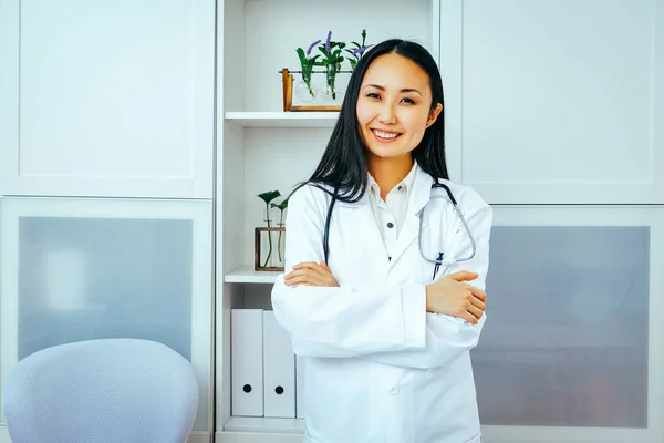 Porträtt Leende Kvinnlig Läkare Med Stetoskop Och Leende Sjukhus — Stockfoto
