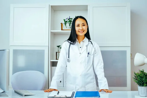 Retrato Médico Feminino Sorridente Com Estetoscópio — Fotografia de Stock