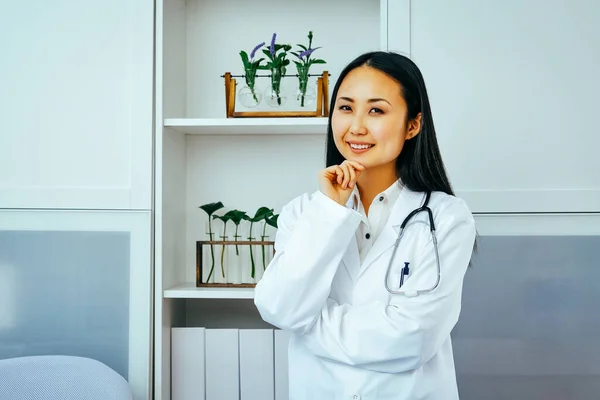 Retrato Sorridente Médico Feminino Escritório — Fotografia de Stock