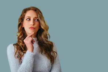 Uzun kıvırcık saçlı, güzel, dalgın bir kadının portresi. 