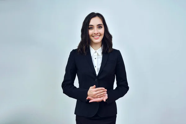 Retrato Uma Jovem Empresária Sorridente Vestindo Jaqueta Preta Fundo Branco — Fotografia de Stock