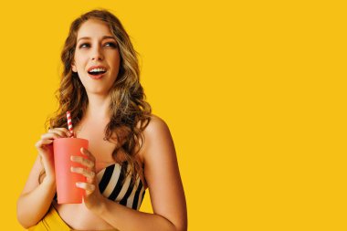 Arka planda kahve fincanı olan güzel genç bir kadın.