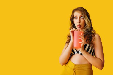 Bir fincan kahve, kırmızı tişört ve bir şişe gazoz ile genç ve güzel bir kadın.