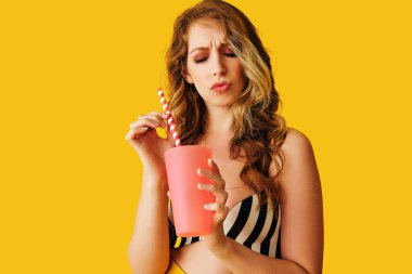 Renk arka plan üzerinde kokteyl ile genç güzel kadın