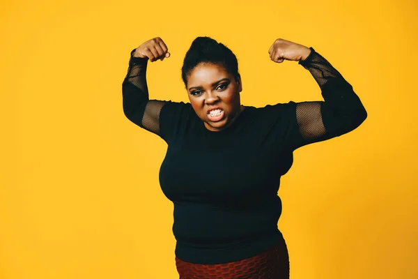 Young African American Woman Isolated Yellow Background Showing Pointing Fingers — Zdjęcie stockowe