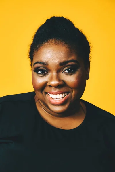 Портрет Красивої Молодої Афроамериканки Яка Посміхається Ізольовано Жовтому Тлі — стокове фото