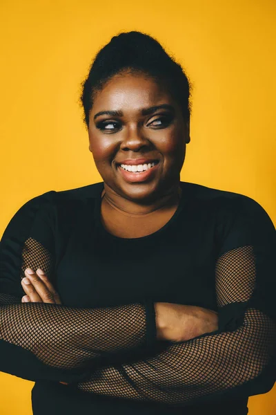 Портрет Красивої Афроамериканки Чорній Сукні Жовтому Тлі — стокове фото