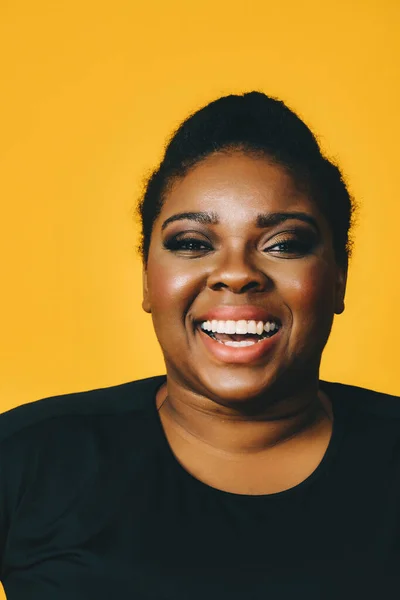 Portrait Beautiful Young African American Woman Smiling Isolated Yellow Background — Zdjęcie stockowe