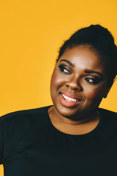 Retrato Una Hermosa Mujer Afroamericana Sonriendo — Foto de Stock