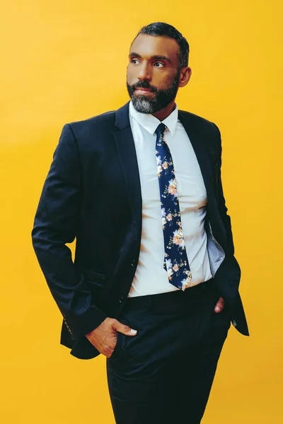 スーツ姿のハンサムなアフリカ系アメリカ人実業家の肖像画と黄色の背景に隔離されたネクタイ立ちカメラを見て — ストック写真