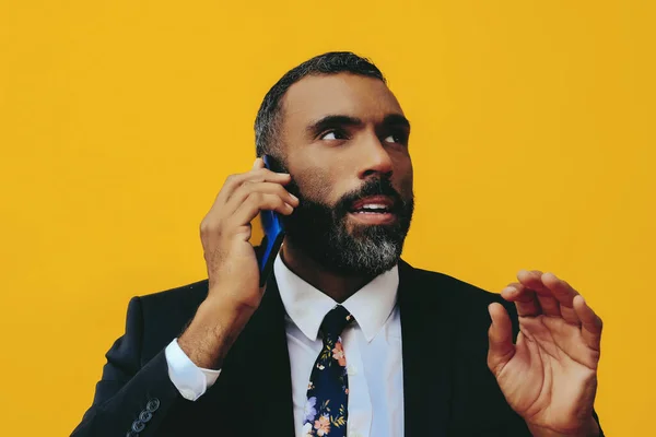 Takım Elbiseli Yakışıklı Sakallı Adamın Portresi Akıllı Telefondan Konuşuyor Sarıda — Stok fotoğraf