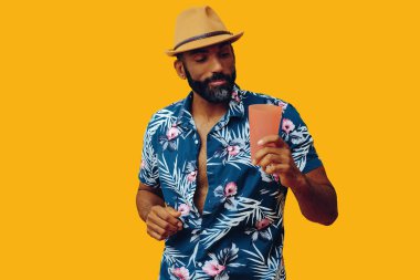 Havai gömlekli ve şapkalı yakışıklı Afro-Amerikalı tatilde.