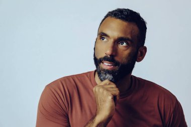 Yakışıklı sakallı bir adamın portresi.