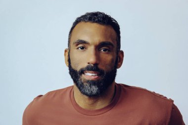 Yakışıklı sakallı bir adamın portresi.