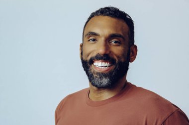 Yakışıklı sakallı bir adamın portresi.