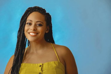 Stüdyoda poz veren güzel Afrikalı Amerikalı bir kadının portresi.