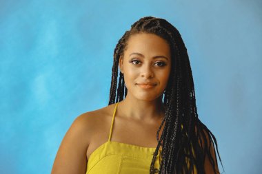 Stüdyoda poz veren güzel Afrikalı Amerikalı bir kadının portresi.