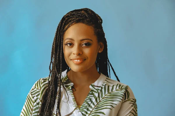 Stüdyoda poz veren güzel Afrikalı Amerikalı bir kadının portresi.
