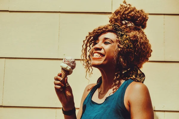 Jovem Mulher Feliz Com Cone Sorvete — Fotografia de Stock