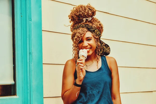 Молодая Счастливая Женщина Рожком Мороженого — стоковое фото