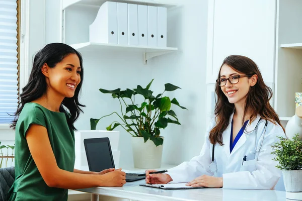 Young Female Doctor Smiling Woman Patient Consultation Clinic Health Checkup — Stok fotoğraf