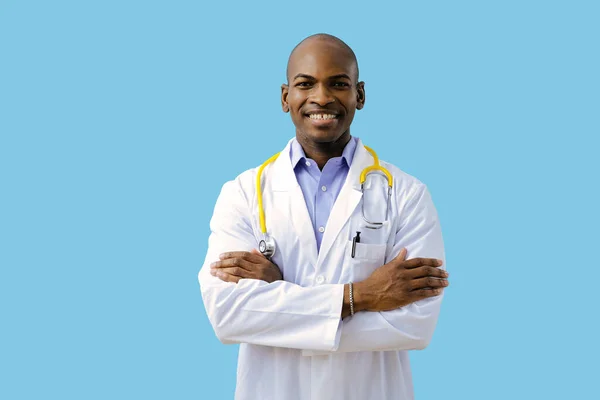 Doctor Smiling Folded Arms Wearing Lab Coat Indoors Studio — Stock Photo, Image