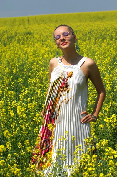 La chica en el campo de colza — Foto de Stock