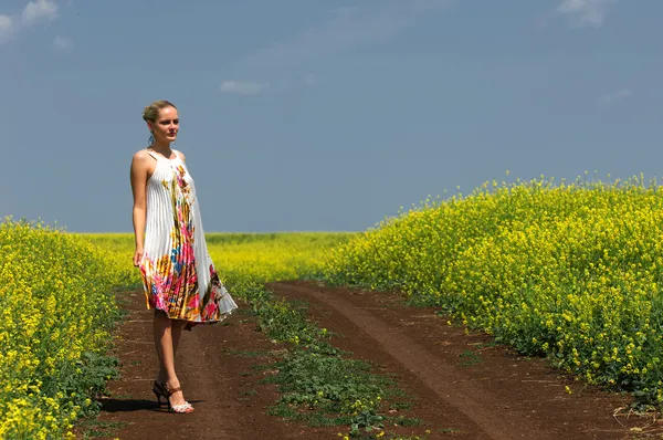 The girl in the rapeseed field — Stock Photo, Image