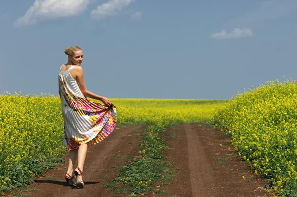 La chica en el campo de colza —  Fotos de Stock