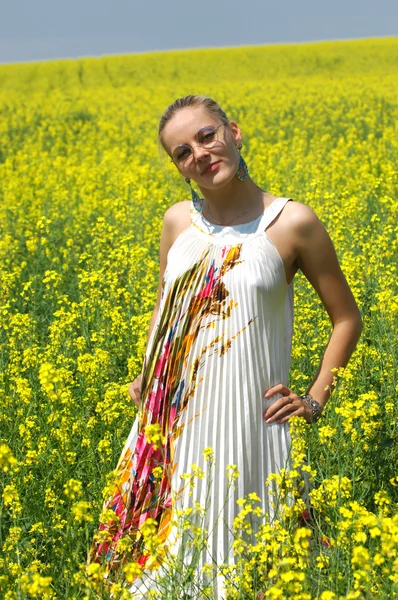 The girl in the rapeseed field — Stock Photo, Image