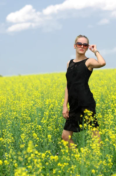 The girl in the rapeseed field — Stock Photo, Image