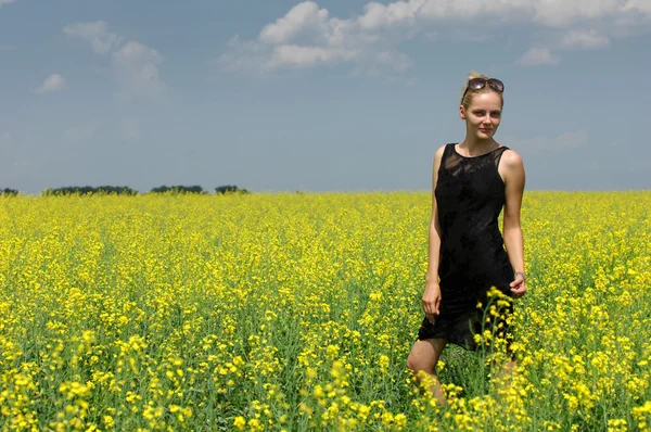 The girl in the rapeseed field — Stock Photo, Image