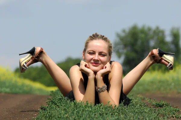 The girl in the rapeseed field — Stock Photo, Image