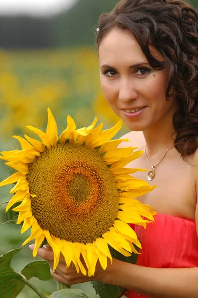 Chica con un girasol — Foto de Stock