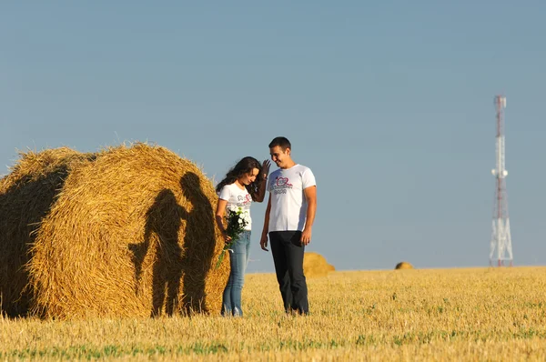 Kärlekshistoria. Kör längs floden, stänk — Stockfoto