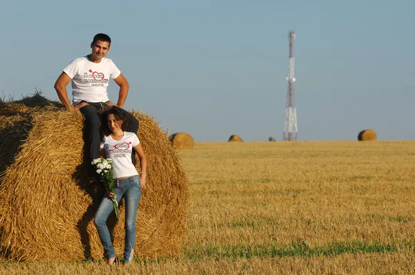 Milostný příběh. podél řeky, stříkající — Stock fotografie