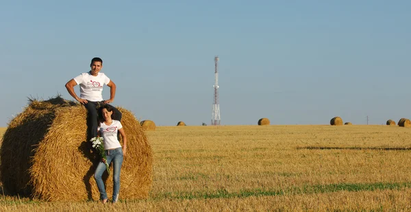 Kärlekshistoria. Kör längs floden, stänk — Stockfoto