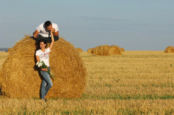 Kärlekshistoria. Kör längs floden, stänk — Stockfoto