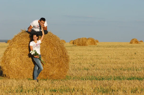 Kärlekshistoria. Kör längs floden, stänk — Stockfoto