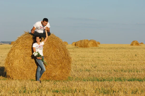 Kärlekshistoria. Kör längs floden, stänk — Stockfoto