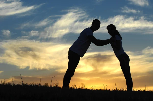 Historia de amor. Corriendo por el río, salpicando —  Fotos de Stock